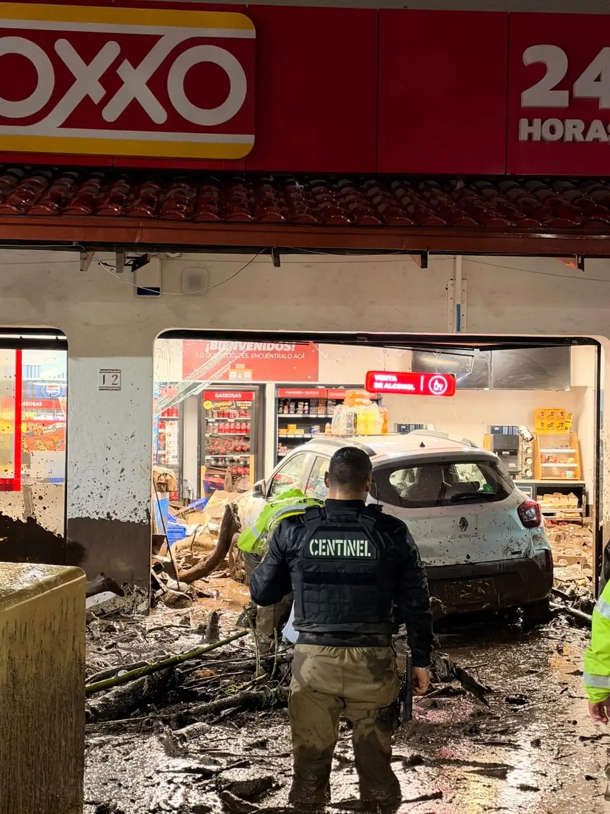 Guardia Centinel resguardando local comercial tras emergencia