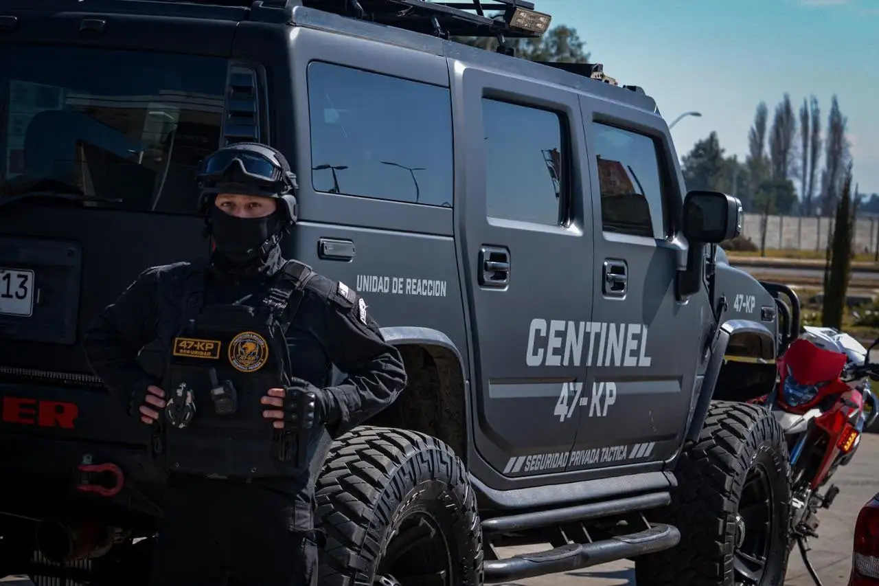 Unidad de reacción táctica Centinel con vehículo Hummer