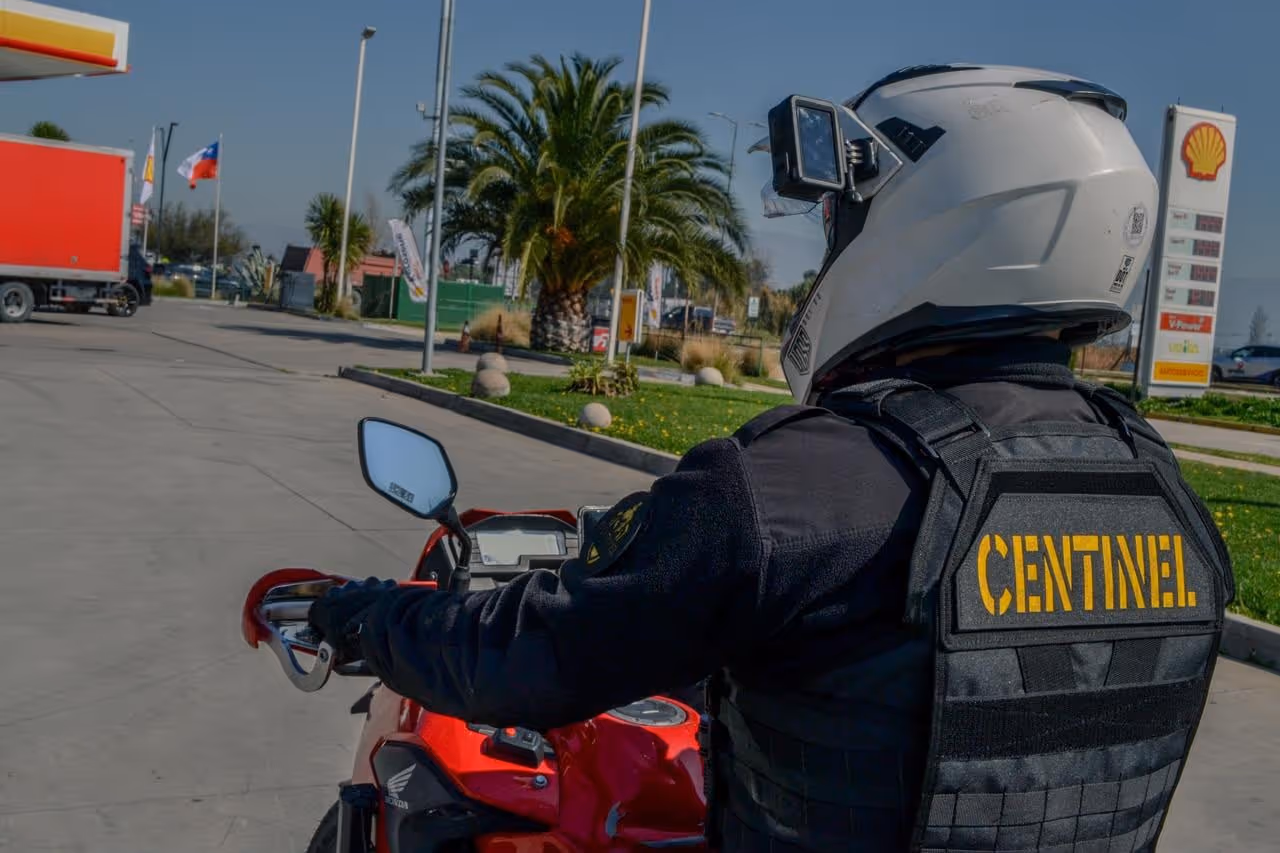 Supervisor con cámara de vigilancia corporal y monitoreo CCTV
