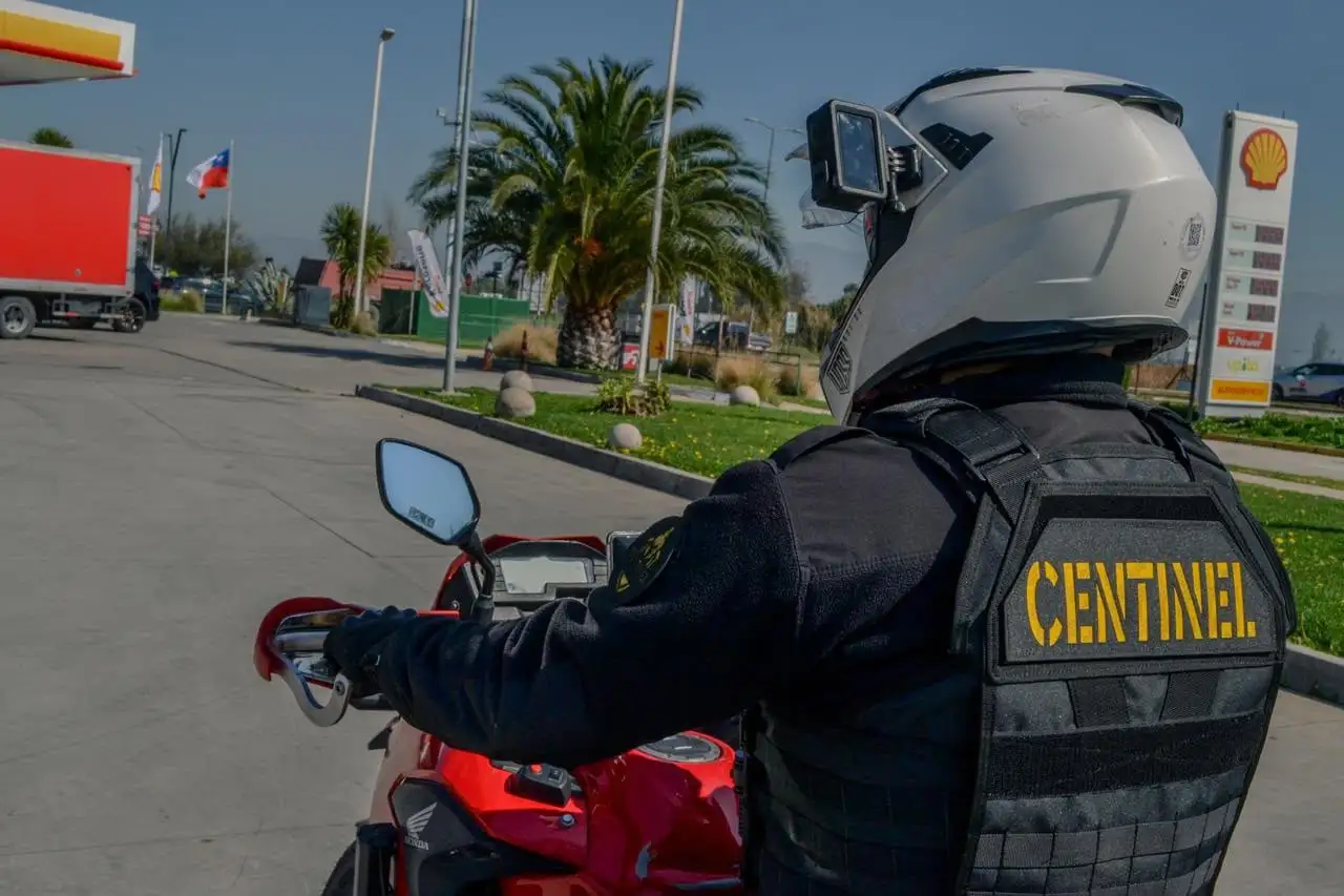 Supervisor con cámara de vigilancia corporal y monitoreo CCTV