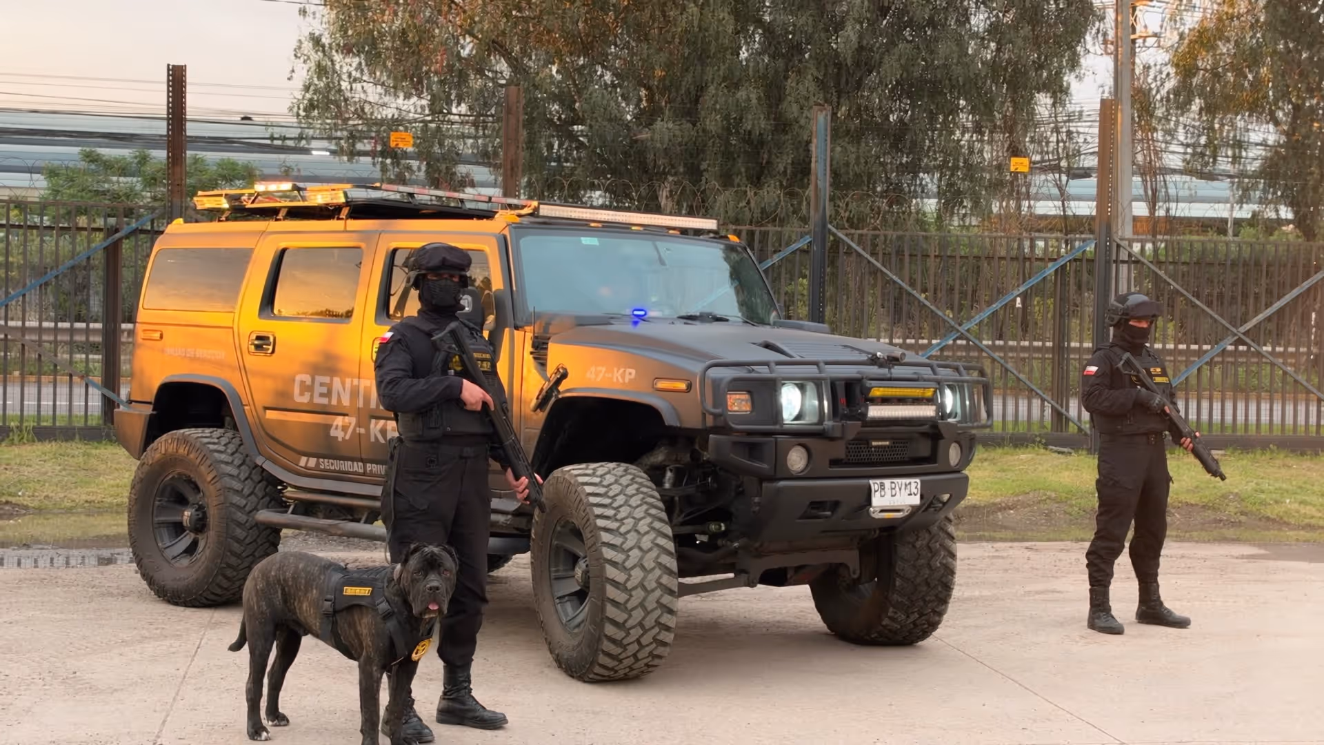 Unidad de reacción de Centinel con guardias tácticos, perro de seguridad y vehículo con balizas encendidas