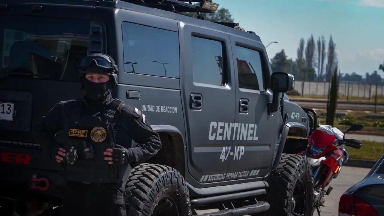 Guardia táctico de Centinel junto al vehículo de la unidad de reacción