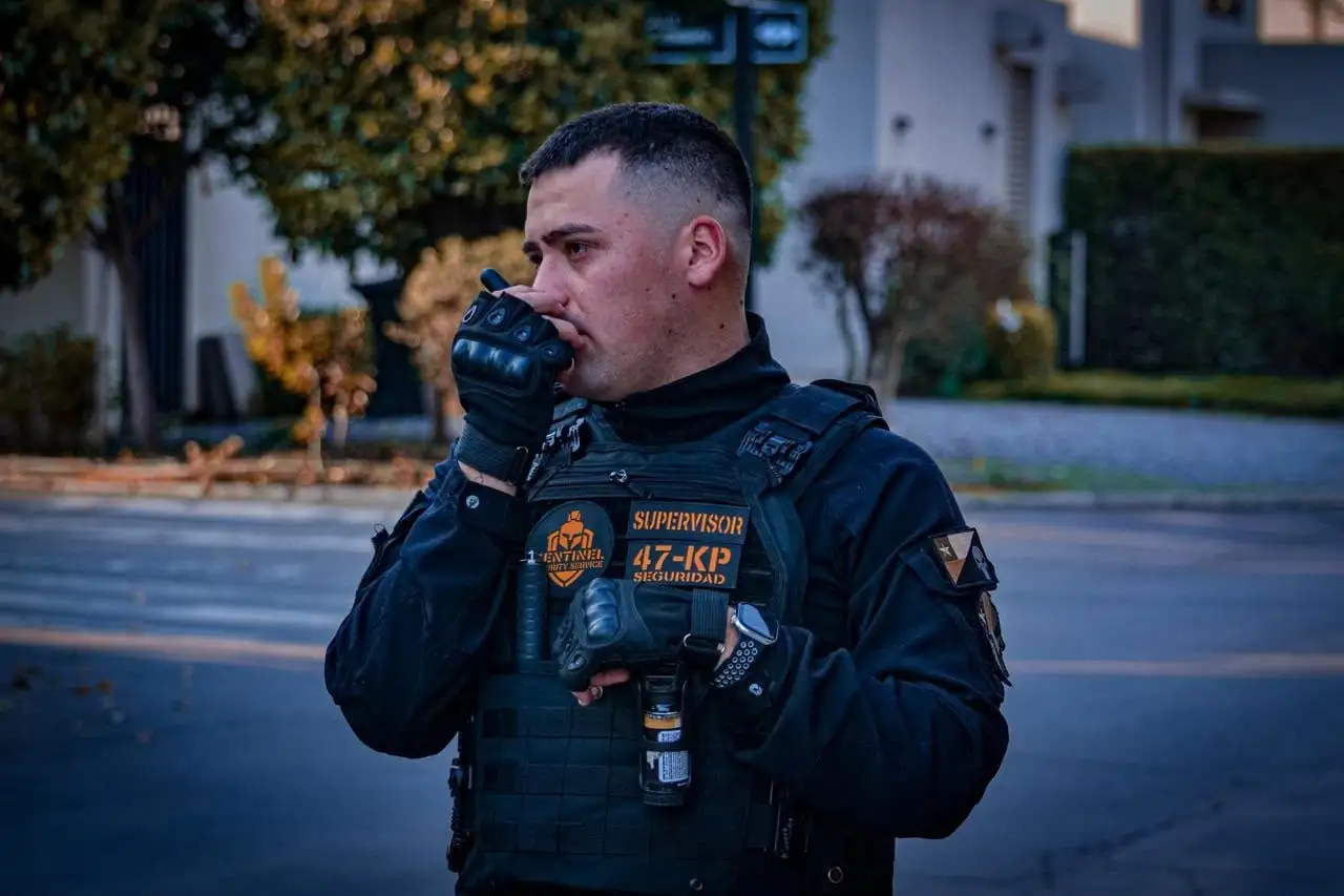 Supervisor de seguridad para condominios comunicándose por radio