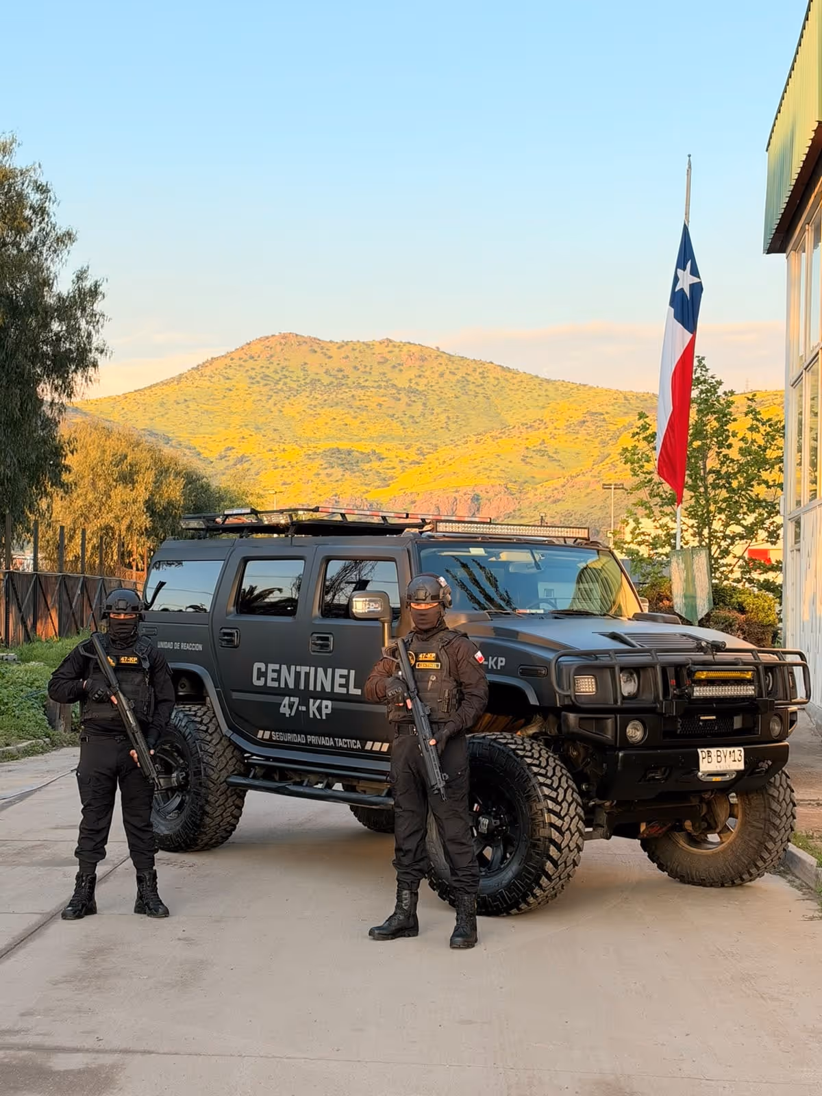 Guardias de seguridad privada Centinel junto a vehículo de la unidad de reacción táctica
